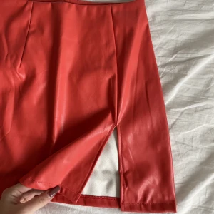 Neon orange kjol - Super cool kjol med en slits vid benen  Jätte skön och väldigt somrig, endast andvänd under en utomlands resa  Har även en dragkedja på sidan 