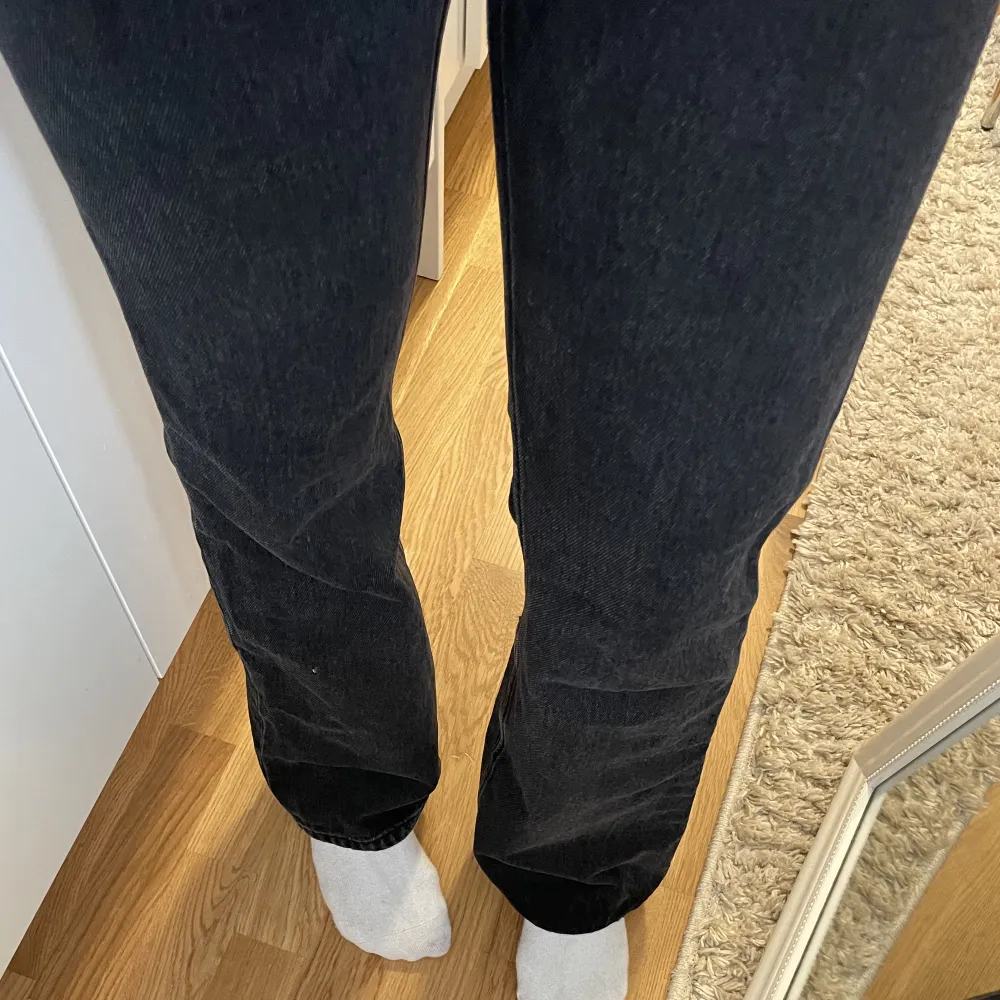 Svarta Weekday jeans i modellen Mile.  Högmidjade med bootcut/straight leg. Storlek W25/L30. . Jeans & Byxor.