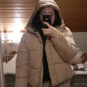Brun pufferjacket  - Ljusbrun pufferjacket från lager157, aldrig använd. Ord pris 499 Storlek XS/S oversize, passar Medium och Large också.