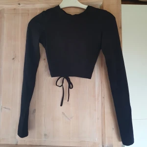 Tröja med öppen rygg - Fin långärmad tröja med öppen rygg från Monki. Är i magtröjslängd. Den har blivit lite för kort för min personliga smak, men den sitter annars så snyggt! Använd men i gott skick ☺️ OBS! Finns katt i hemmet