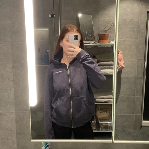 Champion hoodie💙 - Marinblå hoodie från champion. Barnstorlek XL. Men passar mig som har XS/S, skulle nog säga att den sitter mer som en S