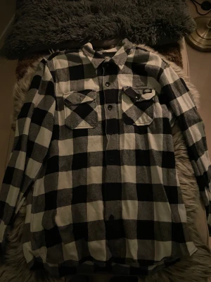 Skjorta dickies  - En skjorta från dickies den är använd ganska mycket och ena knappen har gått sönder