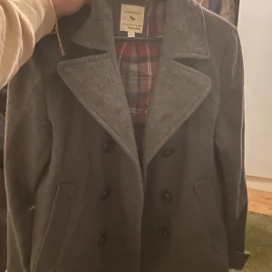 Jacka - Grå skepparjacka från Bershka, stl L så skitsnyggt oversized. Jackan är från nåt år sen men i bra skick. En av knapparna hänger lite löst men det är bara sy fast den hårdare.