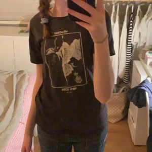 T-shirt ginatricot  - Grå t-shirt från ginatricot i storlek XS. Har ett tryck med rosor. Passar bra till nästan allt! 50kr + frakt ❤️‍🔥
