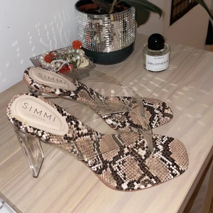 Klackar - Klackar med ormskinnsmönster och genomskinlig klack 