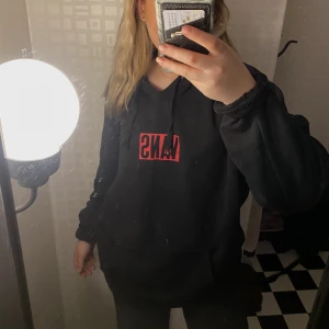 Vans hoodie - Använd men i nyskick. Säljer då de inte är min stil längre. Skriv för egna bilder 
