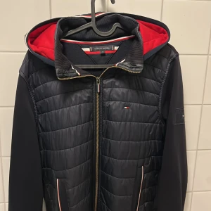 Tommy hilfiger jacka - Skön vår jacka som passar till mycket säljer för jag växt ur den haft den 1 år skick 7/10 köpte den för 1700 