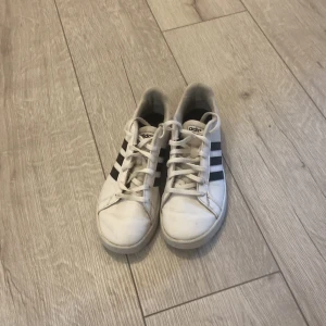 Adidas skor st 36 2/3 - Adidas skor ,Mycket bra stick, 36 2/3 