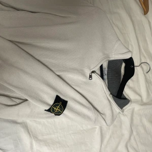 Storlek L - Stickad stone island tröja