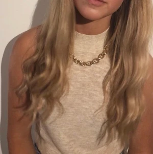 Beiget linne - Beiget stickat linne från Mango, så fint 😍 köpt för 300, använd ett fåtal gånger 