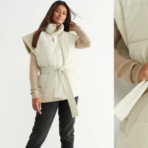 Ginatricot beige väst i strl S - Säljer min nyinköpta väst pågrund av att jag inte kommer ha användning till den! Köpte den för 499kr, men buda vid intresse!