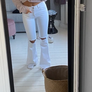 Bootcut Jeans - Så snygga vita Bootcut jeans! Midjemåttet är ca 73cm och innerbenslängden är ca 76cm!💕  Kolla mina likade bilder för info om policy och frakt!