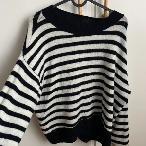 Randig stickad tröja  - En randig stickad tröja som jag säljer då den inte kommer till användning.