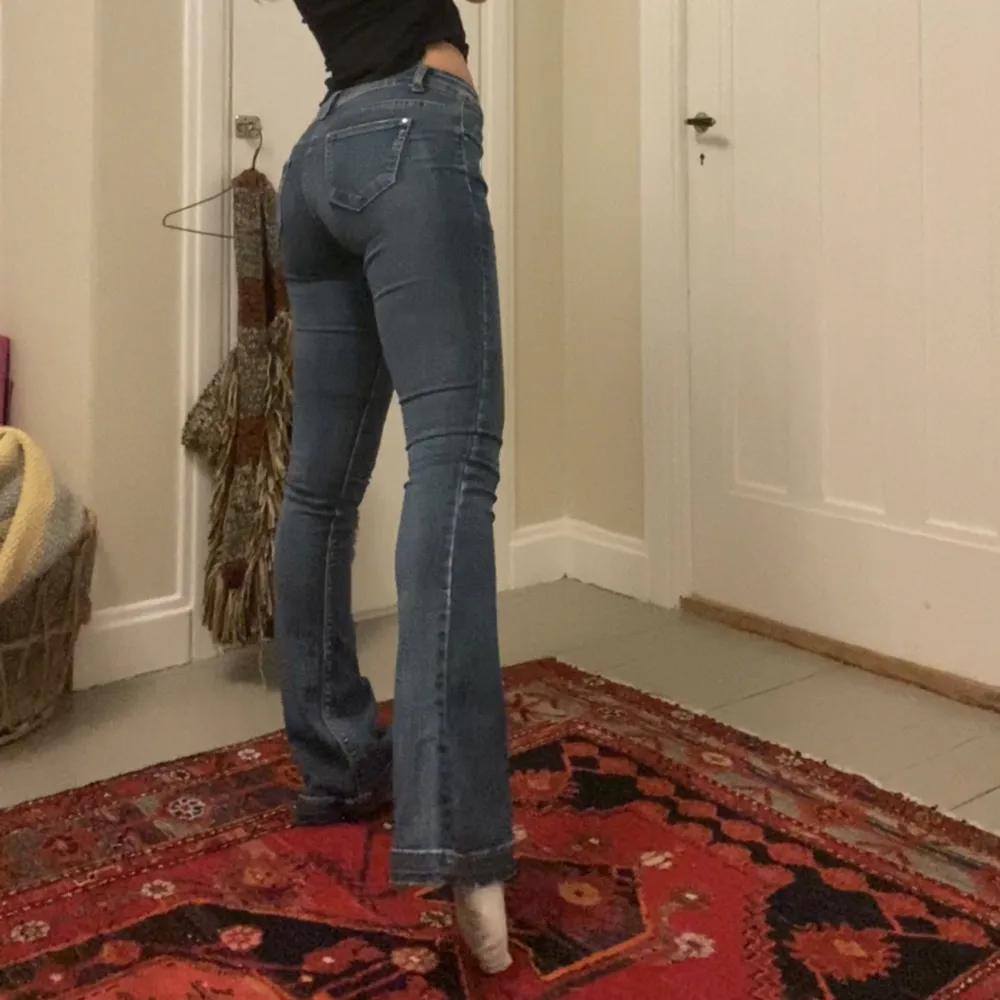Jeans köpta second hand, utsvängda och lowwaist. Bra kvalite och sköna/stretchiga, passar storlek ca i 27/30 (står ingen storlek i jeansen). Jeans & Byxor.