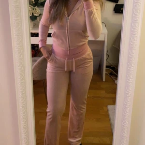 Juicy Coutore Sett - Ett superfint juicy diamant sett i storleken xs/xxs. En fin babyrosa färg i nyskick och superfin. Säljer pga att jag behöver pengarna. (Pris kan diskuteras)