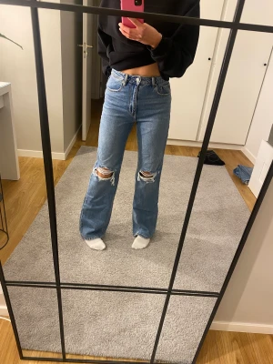 Jeans ifrån Vero Moda  - Ett par blåa jeans från Vero Moda med hål på båda knäna. Säljer pågrund av att de aldrig blivit använda och för att jag gillar inte hur modellen sitter på mig. Passar någon som är runt 165cm lång och vanligtvis har stolek 36-38 skulle jag säga💖