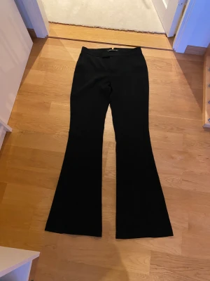 Zara kostymbyxor  - Superfina mid Waist kostymbyxor som sitter jätte bra på från Zara. Stl S men skulle säga att dom passar 36/38 beroende på hur man vill att dom ska sitta men dom är ganska långa. Så dom passar nog dom som är 170 och över   Bud på 200kr