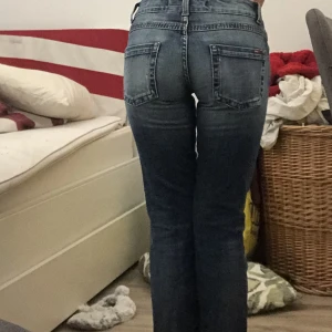 Only jeans - Dessa jeans är från only. Trendiga byxor vintage som inte går att få tag på längre.  Bra skick. Säljer dom då dom inte är min stil längre och hoppas dom får nytt bra hem😊