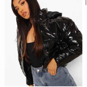 Svart glansig jacka - Hej säljer den här jackan för den är ganska kort och det är vinter så komemr inte ha så mycket användning för den dock så är den skit snygg och bra skick ☺️