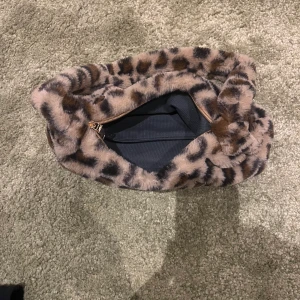 Mysig väska från shein - Super mysig o fluffig kommer tyvärr inte till användning men super söt o fin till vintern! Bra skick. Hör av er om ni har fler frågor❤️😊