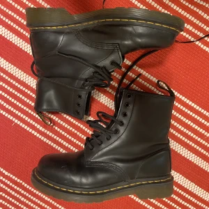 Dr Martens - Dr martens originals i lätt använt skick, mindre sprickor i lädret annars inga defekter. Skorna är markerade storlek 38 men passar mig med storlek 39. Jag tvättar och impregnerar skorna innan dem säljs! 