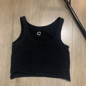 Topp cubus - Svart perfekt liten topp som jag klippt av själv! 