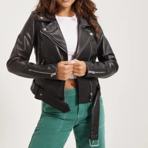 Skinjacka - Jättefin skinjacka från Nelly använt kanske 2 ggr så i gott skick. Köpt för 850kr säljer för 350.