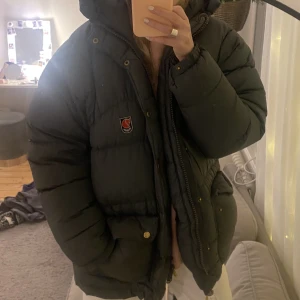 fjällräven jacka - Fjällräven jacka i färgen basalt. Köptes här från plick är i jättebra skick och finns inga defekter. Den är stor i storleken men är i storlek XS. Kan säljas billigare vid snabb affär. Kan även bytas bort mot en annan färg. 💗kan sälja för billigast 2000kr!