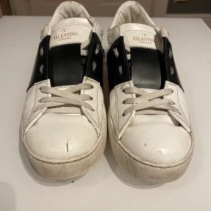 Valentino skor - Detta är ett par Valentino skor som används ganska mycket men inte så mycket. Storleken på dessa skor är 37,5. Priset är 2200, det går även att diskutera priset.