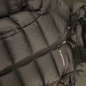 Peak performance vinterjacka  - Säljer denna fina peak performance vinterjacka, passar både tjejer och killar. Storlek Xs passar S också. Pris kan diskuteras. 