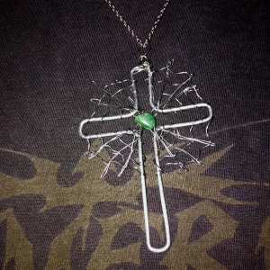 Spindelnät kors med jade sten - handgjort kors med spindelnät, tog ett bra tag att göra därmed 150kr, kedjan ingår :) 13kr frakt!