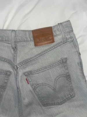 Levis jeans - Säljer mina Levis jeans i modellen ”Ribcage straight” i storlek 26, ljusgråa. Säljs då de har blivit för små för mig. Sparsamt använda med inga ytliga slitage. Priset är exkl frakt. Den skitsnygga, ljusgråa färgen  på jeansen säljs inte längre så passpå! 