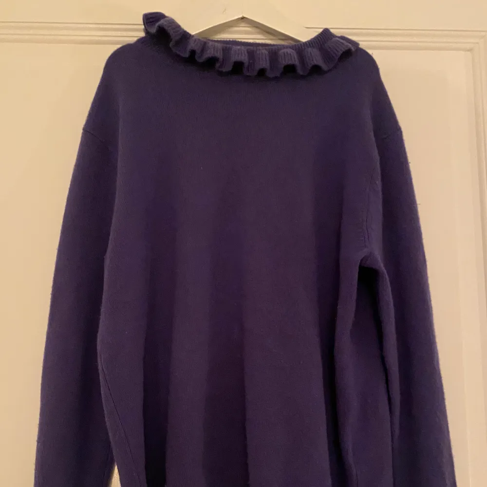 Lisa yang cashmere tröja storlek: xs Knappt använd. 100% cashmere fin blå lila färg. Stickat.