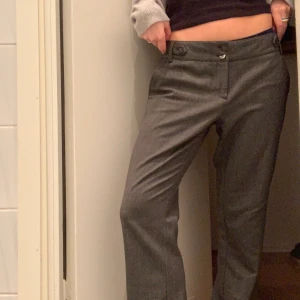 Lågmidjade kostymbyxor  - Säljer de snyggaste kostymbyxorna. Tyvärr är de för stora så de kommer ej till användning :(  Storlek 36-38 (mer 38 skulle jag säga)  Låg midja och snygga detaljer 