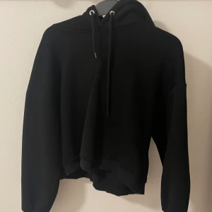 Svart luvtröja  - En svart baggy luvtröja i nra skick som passar Xs,S, och M💗