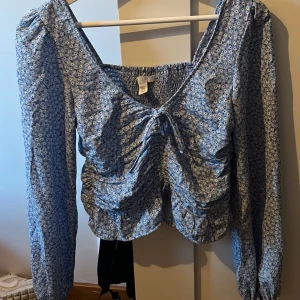 Fin tröja  - Säljer denna tröja från HM💙 den är i befintligt skick!! Hör av dig i dm om du är intresserad  Skriv privat för fler bilder!!
