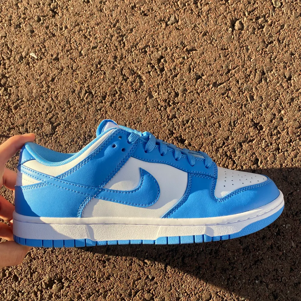 Säljer ett par helt nya Nike Dunk UNC. Skorna är helt nya (endast testade) De är strl US 9.5 vilket motsvarar strl 43 . Skor.