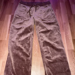 Juicy couture  - Säljer pga att det är för stort för mig. Storlek M men passar L. Köparen står för frakt kan annars mötas upp i Strängnäs. Ett litet hål i byxorna där av det billiga priset. Annars super fint sett!! 