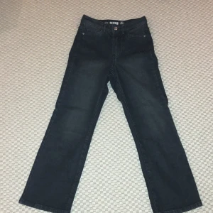 Jeans  - Dessa jeansen ser lite mörk blåa ut men de är lite ljusare än svart. Inget fel med de 