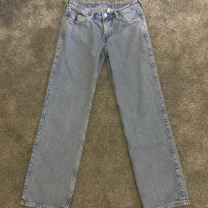 Weekday Low Arrow - Säljer dessa skit snygga ljusblå jeans i storlek 27 x 32 för att de tyvärr är för små på mig. De passar dock perfekt i längden på mig som är ungefär 170. De är använda men i bra skick. Skriv gärna om ni har några frågor!💕 Köparen står för frakt💗