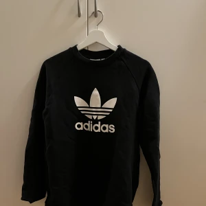 Adidas collegetröja  - Svart collagetröja från adidas i strl S i herrmodell! Superfint skick.