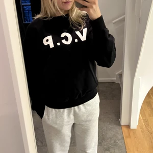 V.C.P Sweatshirt - V.C.P Sweatshirt i box-modell. Osäker på storlek men passar mig på 168cm som vanligtvis har storlek S.