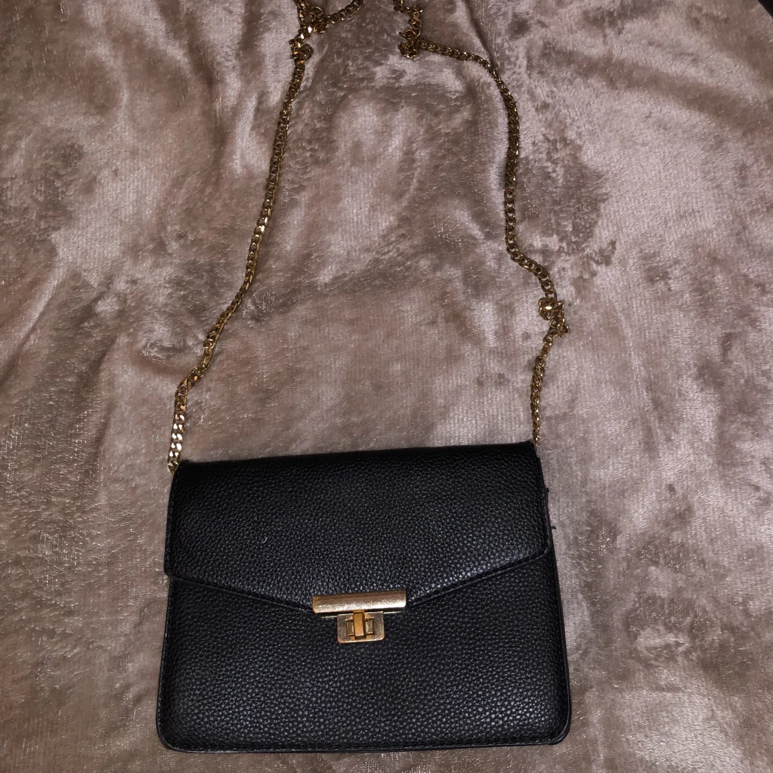 MANGO axelremsväska