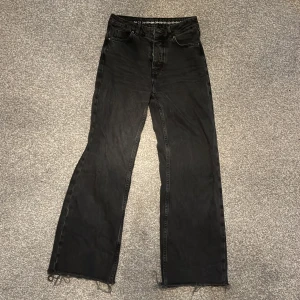 Svarta jeans - Svarta jeans från bikbok