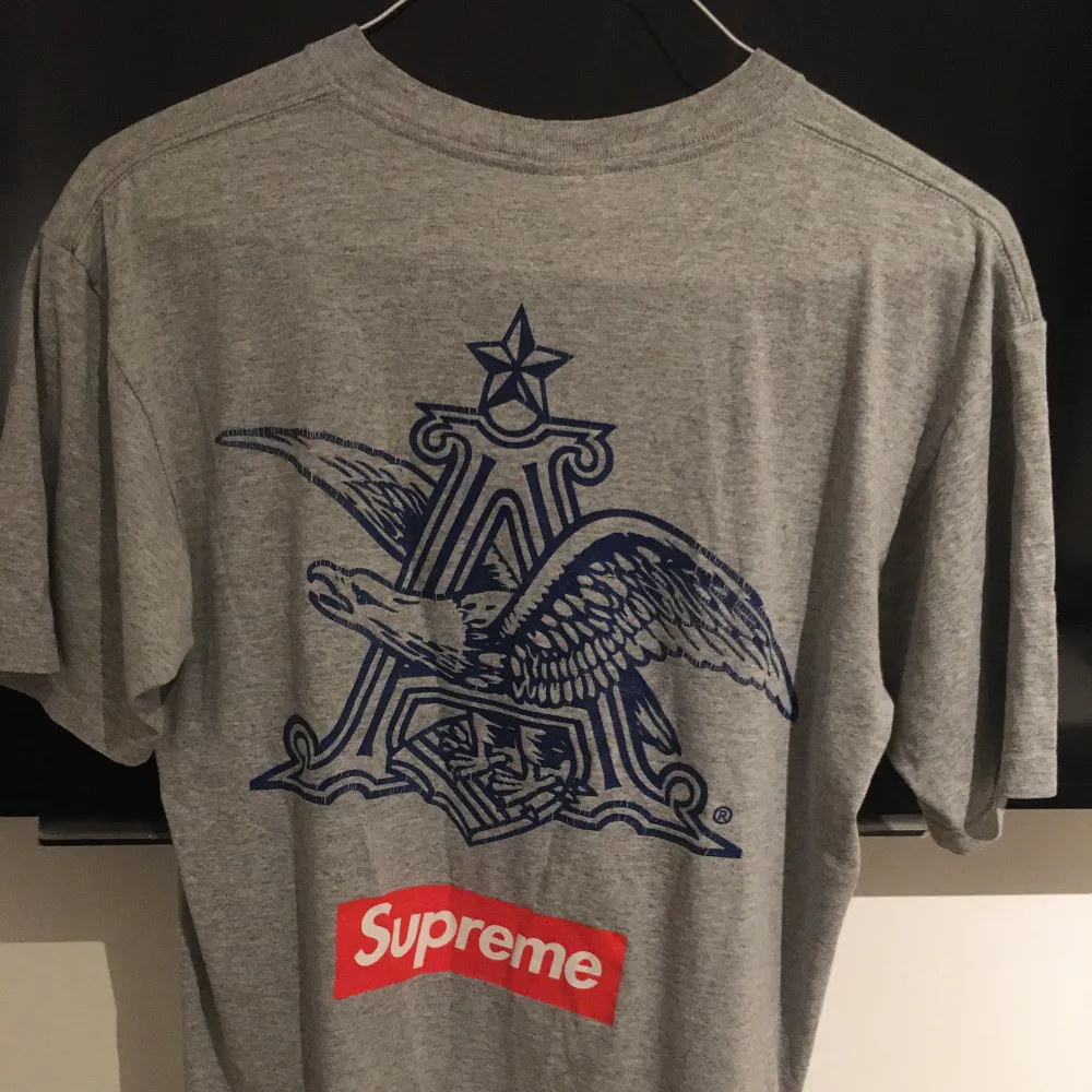 Supreme x Budweiser tshirt som jag har köpt på affären ’2nd street’ i New York i somras. En mycket sällsynt Supreme tshirt som tillverkades i början av 2000-talet. Finns inte många av denna på marknaden. Fint skick, trycket är lite uttvättat på örnen. . T-shirts.