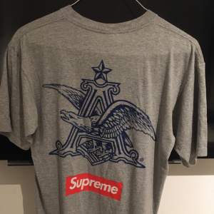 Supreme x Budweiser tshirt som jag har köpt på affären ’2nd street’ i New York i somras. En mycket sällsynt Supreme tshirt som tillverkades i början av 2000-talet. Finns inte många av denna på marknaden. Fint skick, trycket är lite uttvättat på örnen. 