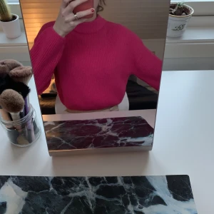 Stickad polotröja - En croppad stickad polotröja i rosa som passar bra nu till vintern. Endast använd några få gånger och i mycket fint skick!