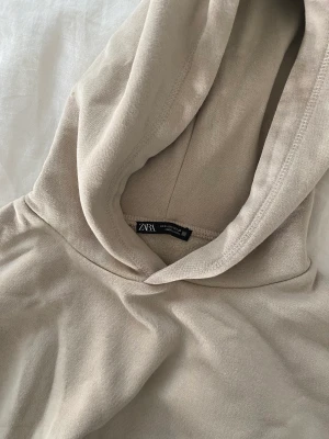 Croppad hoodie - Beige croppad hoodie från zara. Sparsamt använd🤍