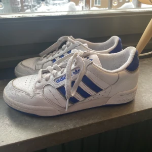 Adidas forum low - Adidas forum low med marinblå detaljer! Använda Max 10ggr, säljer då de inte kommer till användning, Köpta för ca 1000kr