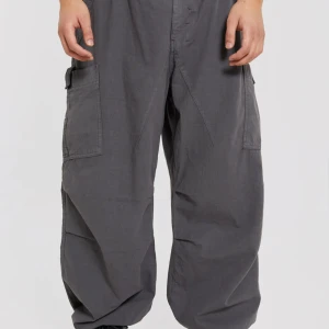 Vintage Grå Parachute Pants Från Jaded London - Vintage Grå Parachute Pants köpt direkt från Jaded London, helt oanvända (prislapp är kvar) och är i storlek small